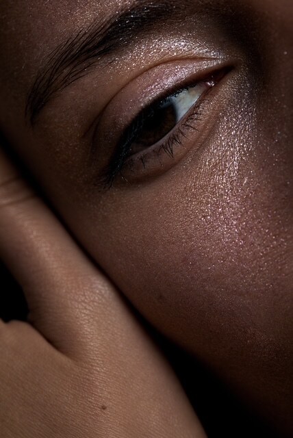 Detail: Auge und Wange mit schimmerndem Highlight