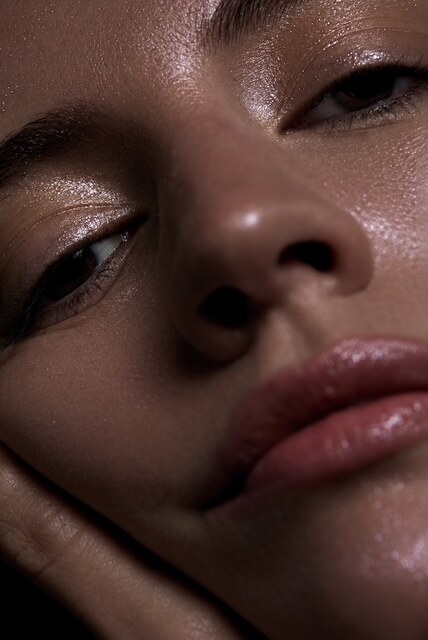 Nahaufnahme: leuchtende, natürliche Haut mit glossy Lippen