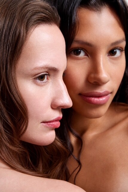 Zwei Models Wange an Wange, natürliches Make-up