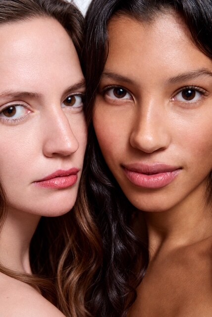 Zwei Models, Blick in die Kamera